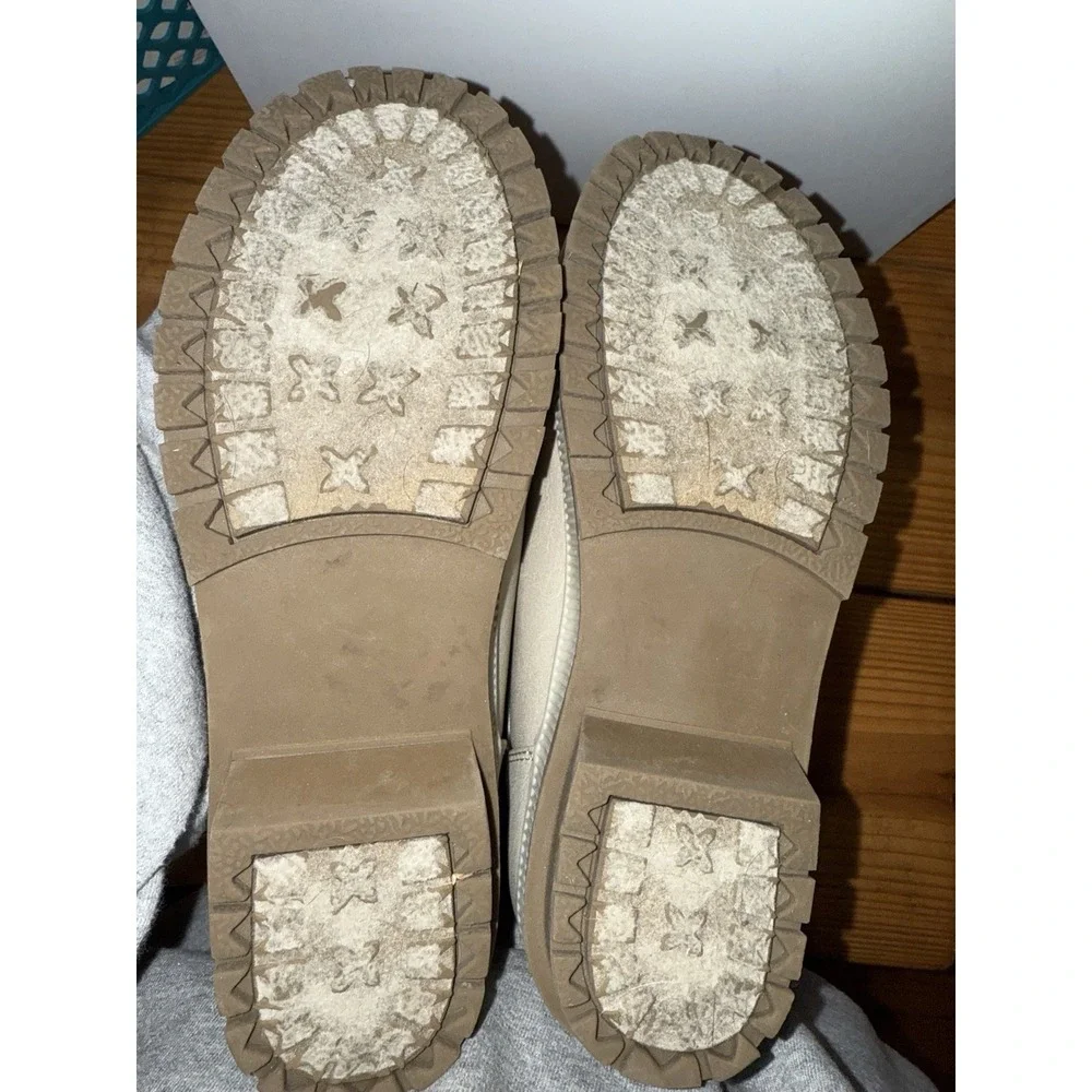 London Fog Winter‎ White Boots Ladies  Size 7, Style: Milly